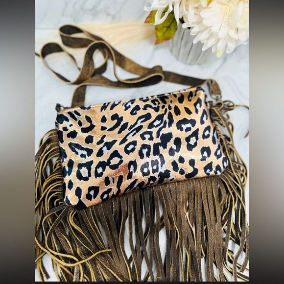Kepp it Gypsy Handbags - Golden Metallic Leopard Leather Brown Crossbody with Fringe | NEW/NWT!!🤎